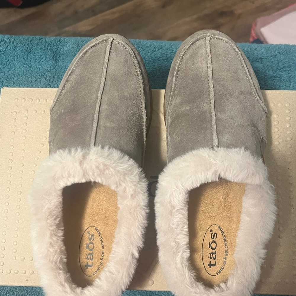 NEW in BOX Taos Taupe Suede Fur-Lined Shoes Size 7. Very comfortable shoe.